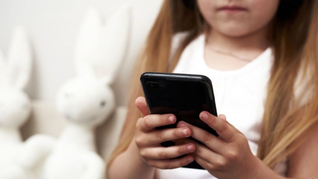 Secondo uno studio, troppo tempo trascorso davanti allo schermo può influire sul rendimento scolastico dei bambini
