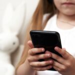 Secondo uno studio, troppo tempo trascorso davanti allo schermo può influire sul rendimento scolastico dei bambini