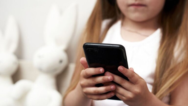 Secondo uno studio, troppo tempo trascorso davanti allo schermo può influire sul rendimento scolastico dei bambini