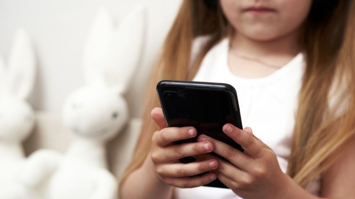 Secondo uno studio, troppo tempo trascorso davanti allo schermo può influire sul rendimento scolastico dei bambini