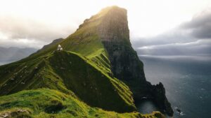 "Stormcations" e mistero: perché i viaggiatori sfidano gli elementi per le avventure alle Isole Faroe
