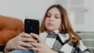 Australia e social media: divieti per minori sotto la lente