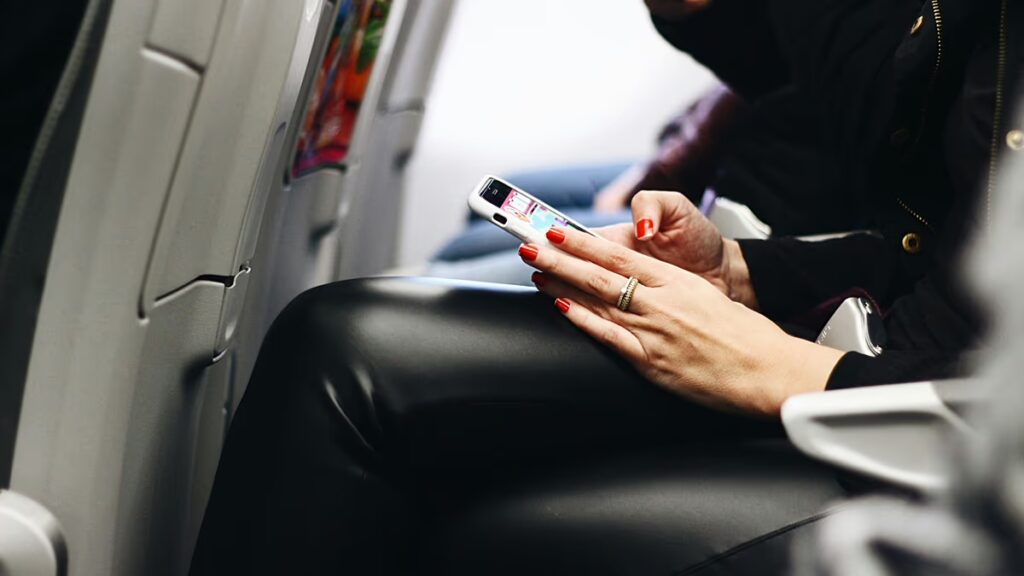 Telefonate in cabina: perché il dibattito in volo è acceso