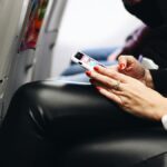 Telefonate in cabina: perché il dibattito in volo è acceso