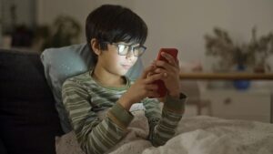 Bambini e controlli online: l’inganno dei baffi disegnati in faccia