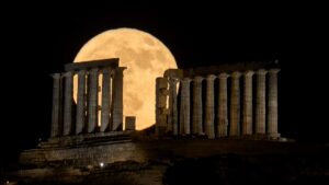 Luna delle Fragole: significato e miti della sua straordinaria alba