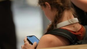 Coprifuoco social volontario nel Regno Unito: novità per adolescenti