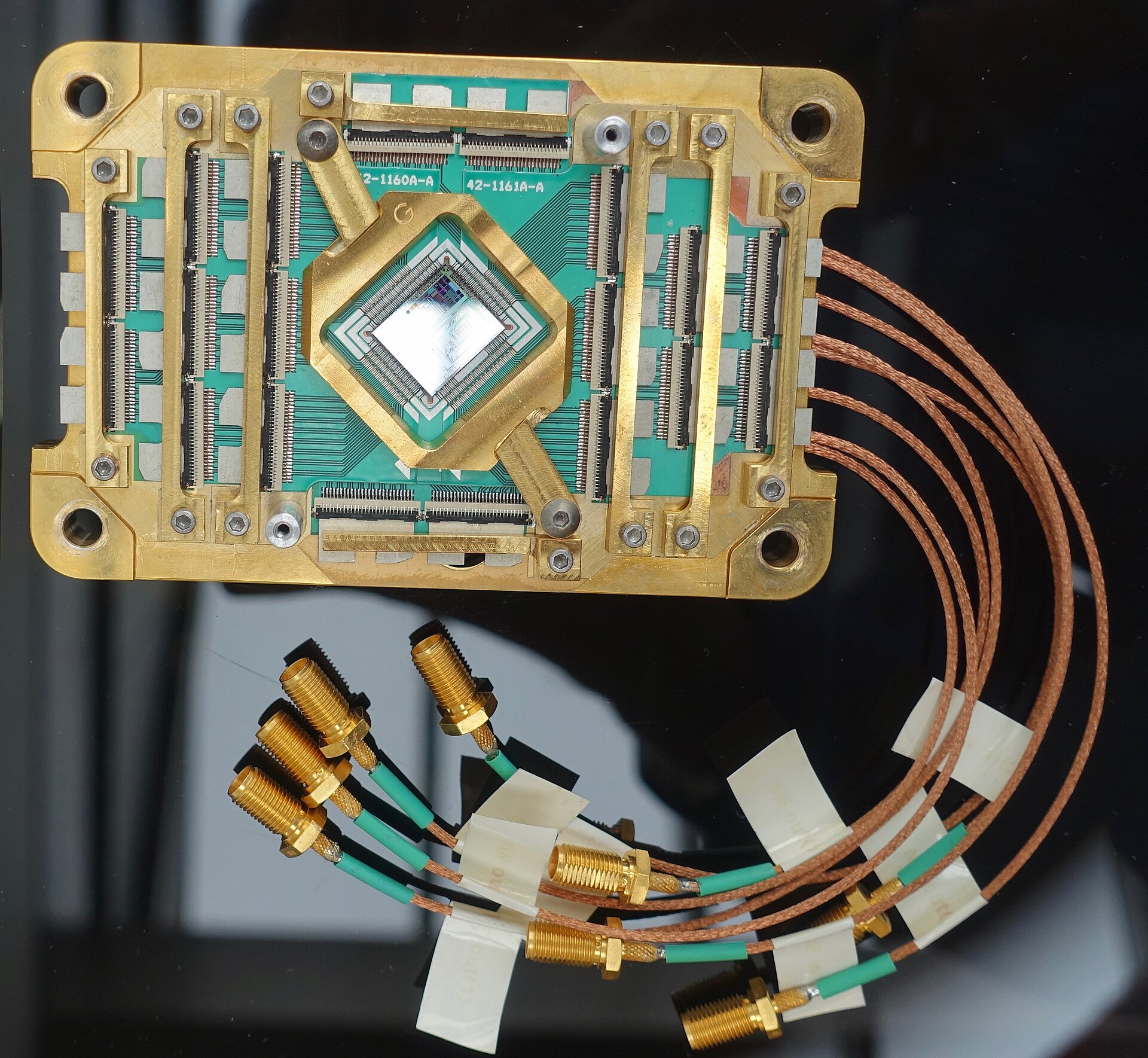 Primo piano di un processore quantistico D-Wave a 512 qubit montato nel suo supporto metallico prima del raffreddamento