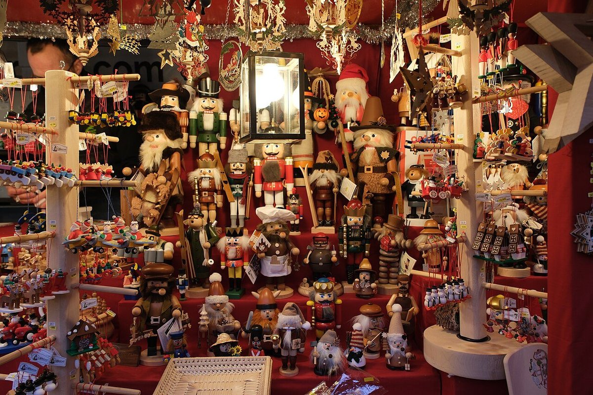 Bancarella del Christkindlesmarkt di Norimberga con schiaccianoci in legno e decorazioni natalizie tradizionali