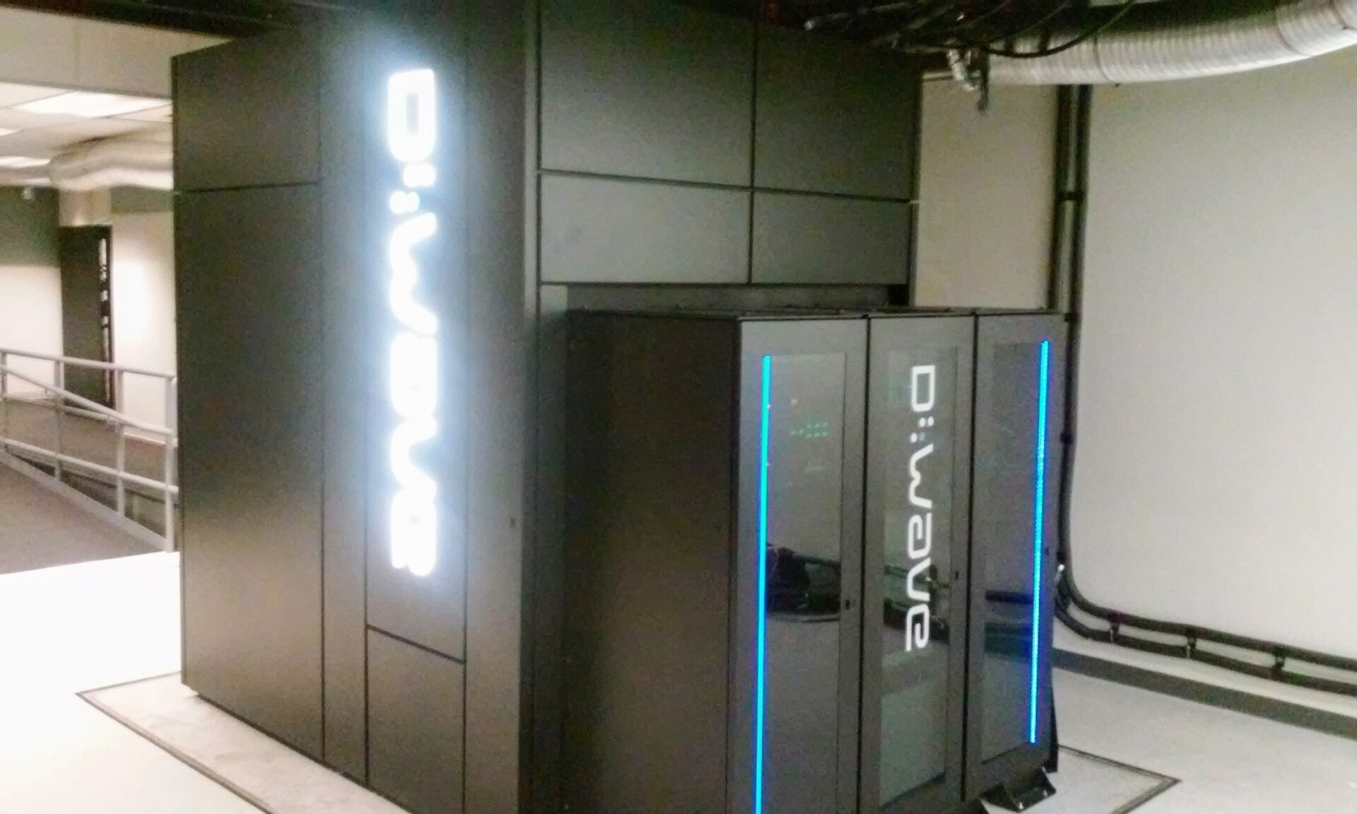 Il grande armadio nero di un computer quantistico D-Wave installato in una sala del centro di supercalcolo della NASA
