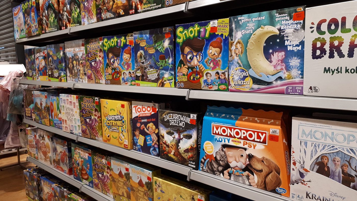 Scaffali di un negozio di giocattoli pieni di scatole di giochi da tavolo per bambini e famiglie
