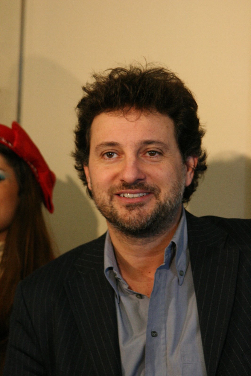 Ritratto di Leonardo Pieraccioni sorridente durante un incontro pubblico