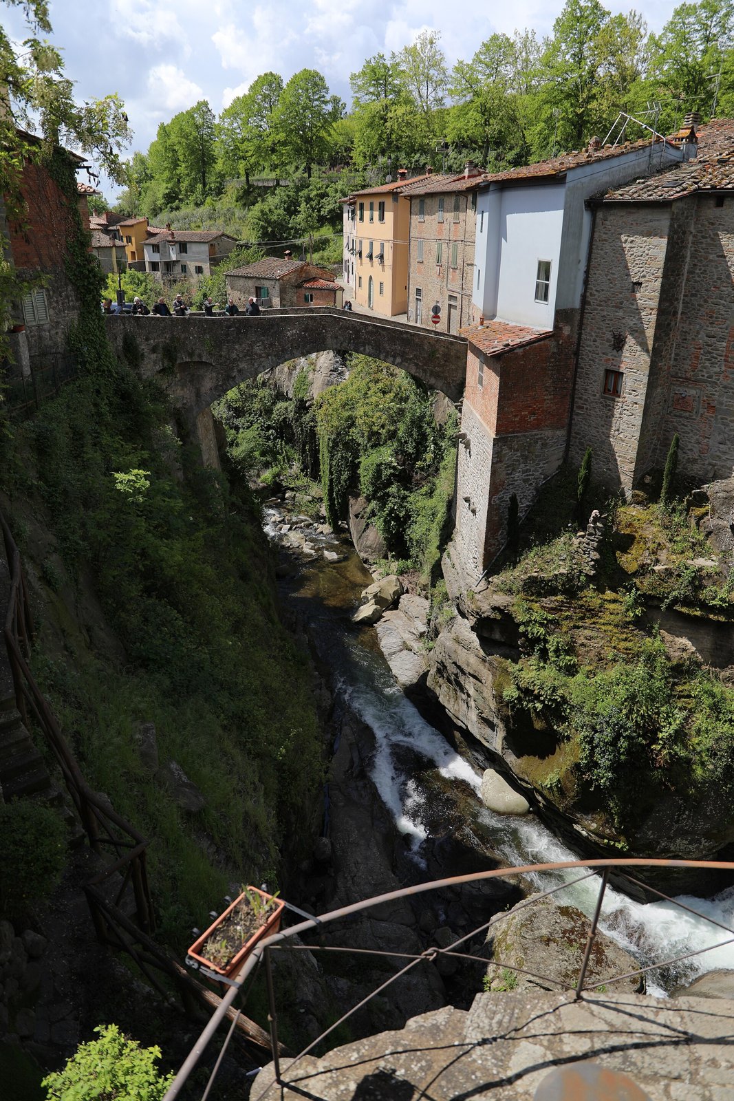Il borgo di Loro Ciuffenna visto dal ponte vecchio in pietra sul torrente Ciuffenna
