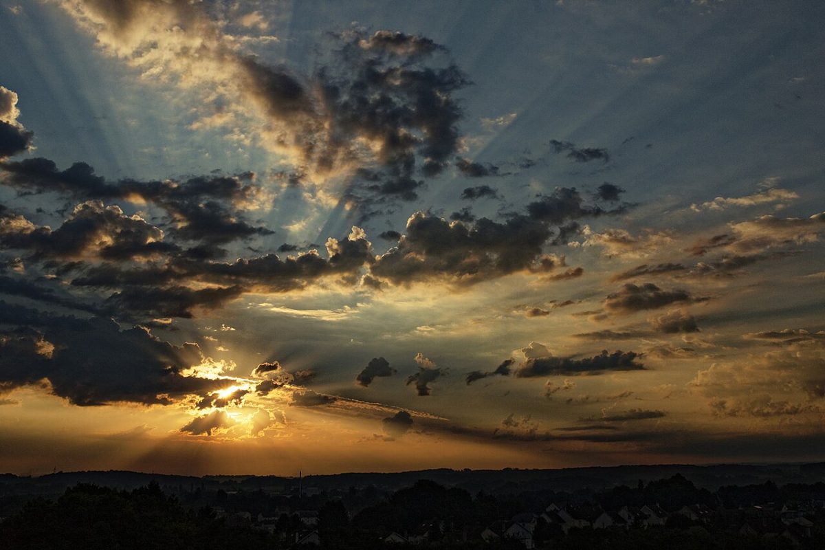 Alba con raggi di sole tra le nuvole, la luce del mattino che regola il ritmo circadiano