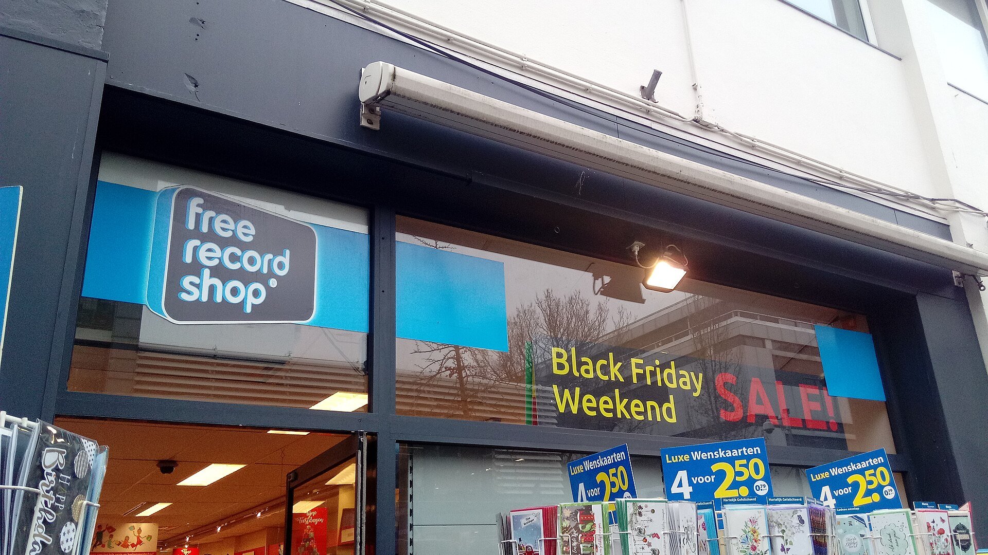 Black Friday 2026: quanto spendono gli italiani e cosa compreranno 3 Vetrina di un negozio con l'insegna Black Friday Weekend e prodotti in offerta esposti all'ingresso