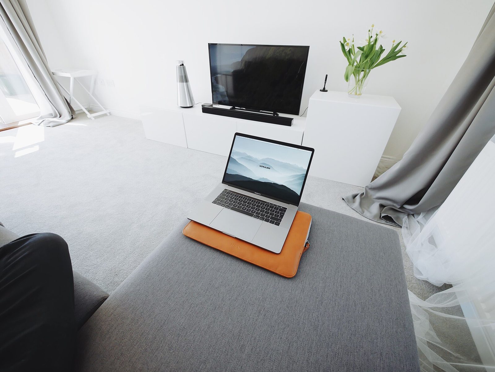 Notebook su un tavolo in soggiorno, offerte notebook Black Friday