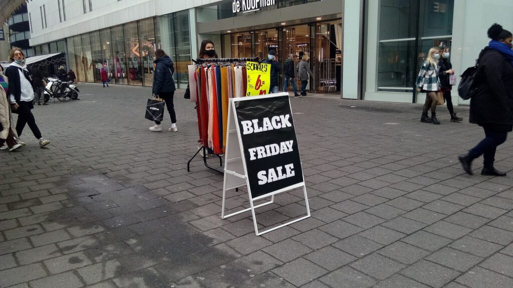 Cartello Black Friday Sale in vetrina, offerte tecnologia Black Friday 2026