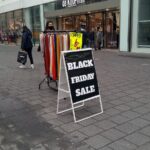 Cartello Black Friday Sale in vetrina, offerte tecnologia Black Friday 2026