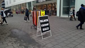 Cartello Black Friday Sale in vetrina, offerte tecnologia Black Friday 2026
