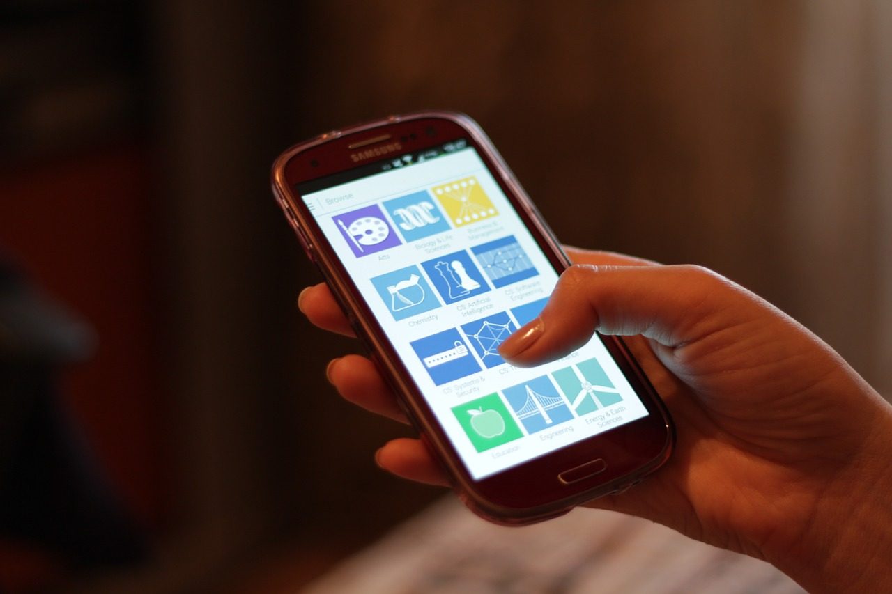 Persona che usa uno smartphone, offerte smartphone di fine ottobre