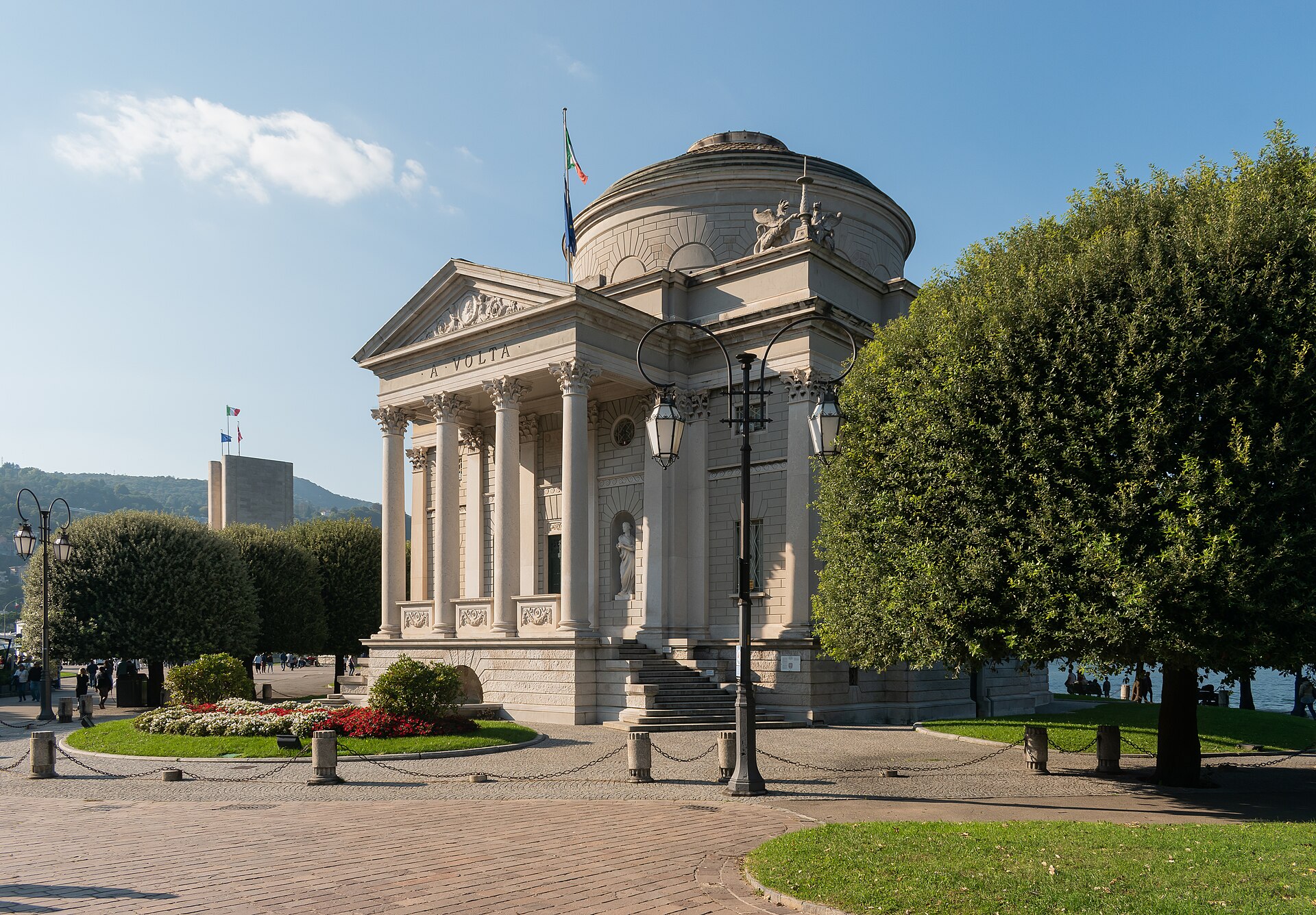 Il Tempio Voltiano sul lungolago di Como, edificio neoclassico con colonnato e cupola dedicato ad Alessandro Volta